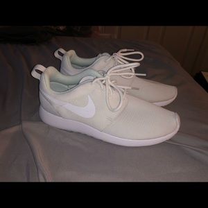 Women’s Nike roshes